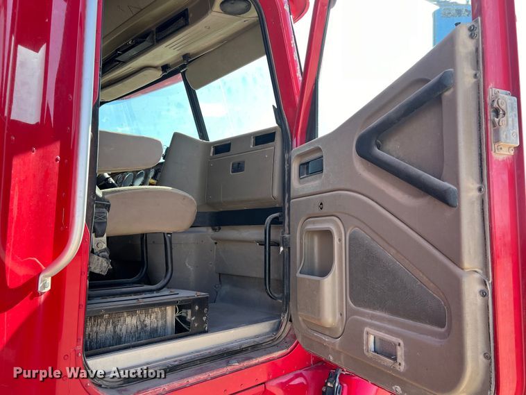 image for item DS3079 2006 International  9200i semi truck