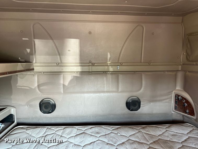 image for item DS3079 2006 International  9200i semi truck