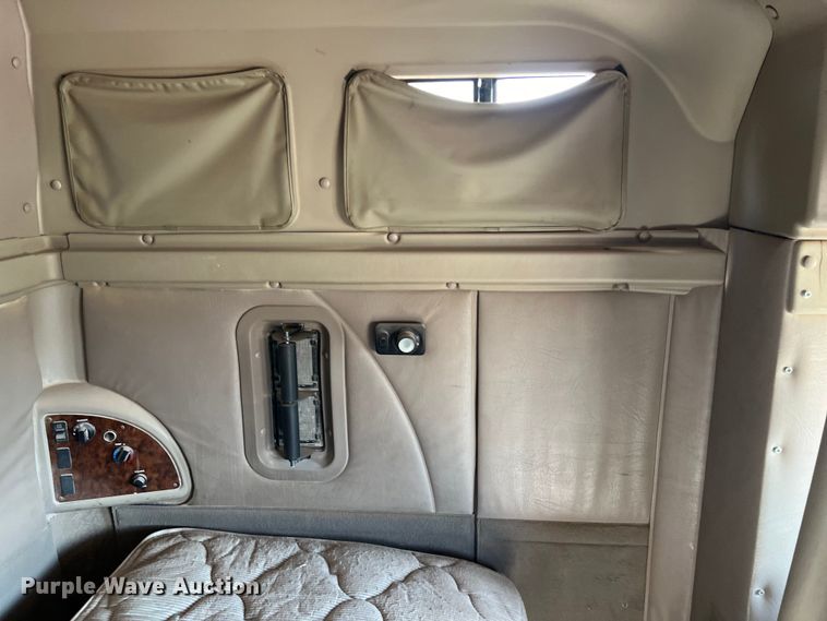 image for item DS3079 2006 International  9200i semi truck