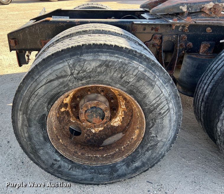 image for item DS3079 2006 International  9200i semi truck