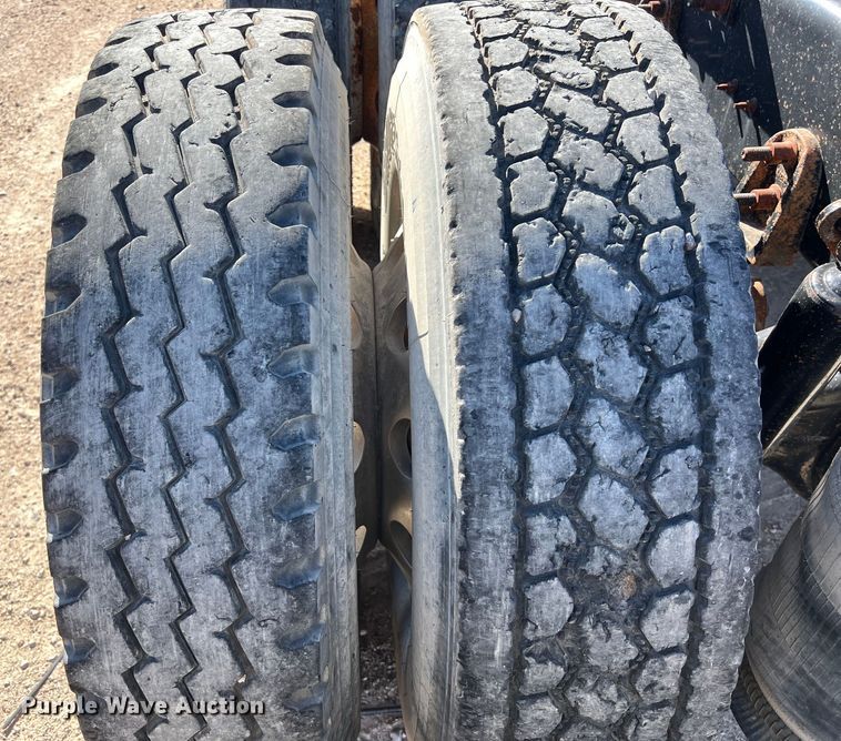 image for item DS3079 2006 International  9200i semi truck