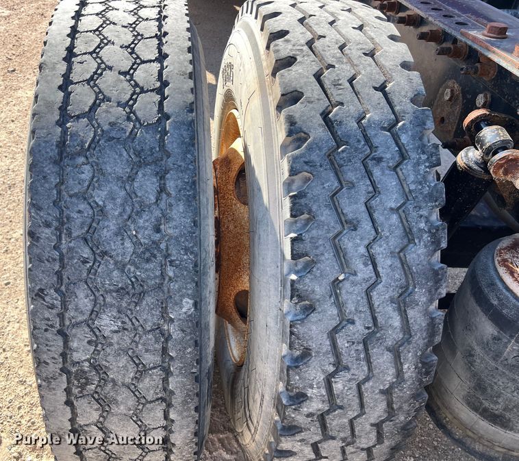 image for item DS3079 2006 International  9200i semi truck