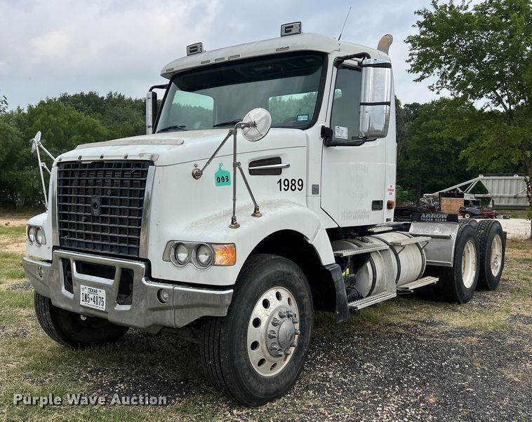 image for item DS3110 2008 Volvo VHD semi truck