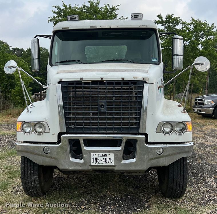 image for item DS3110 2008 Volvo VHD semi truck