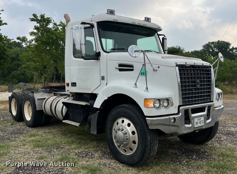 image for item DS3110 2008 Volvo VHD semi truck