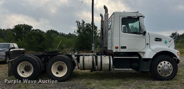 image for item DS3110 2008 Volvo VHD semi truck