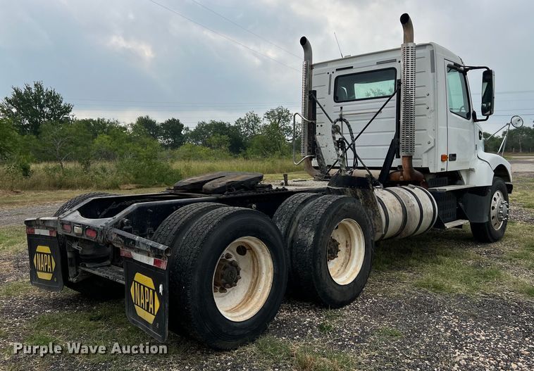 image for item DS3110 2008 Volvo VHD semi truck