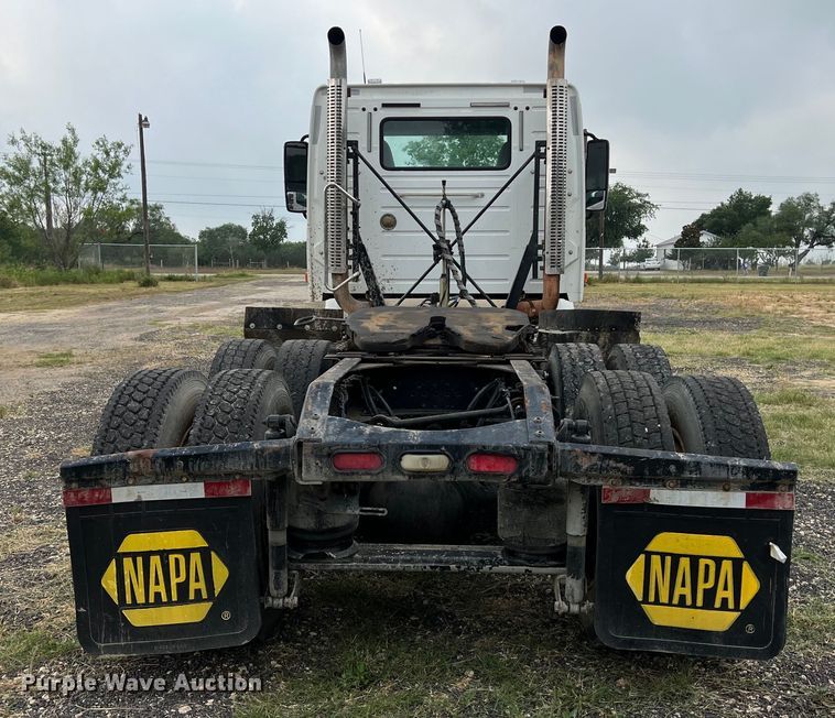 image for item DS3110 2008 Volvo VHD semi truck