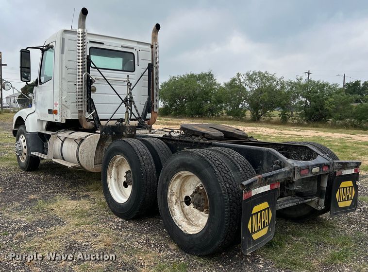 image for item DS3110 2008 Volvo VHD semi truck