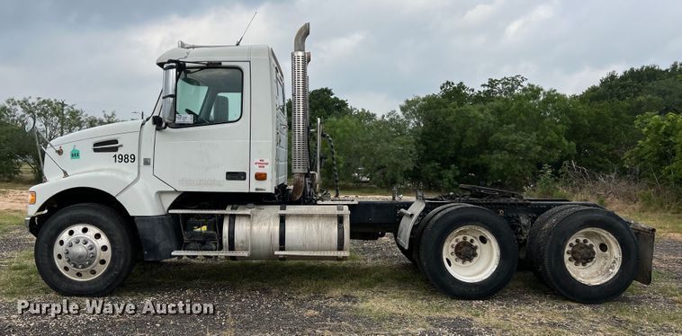 image for item DS3110 2008 Volvo VHD semi truck