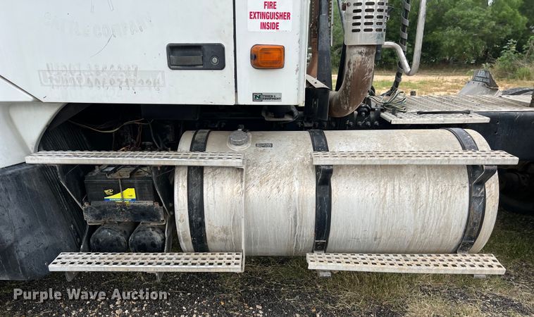 image for item DS3110 2008 Volvo VHD semi truck