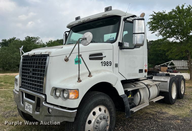 image for item DS3110 2008 Volvo VHD semi truck