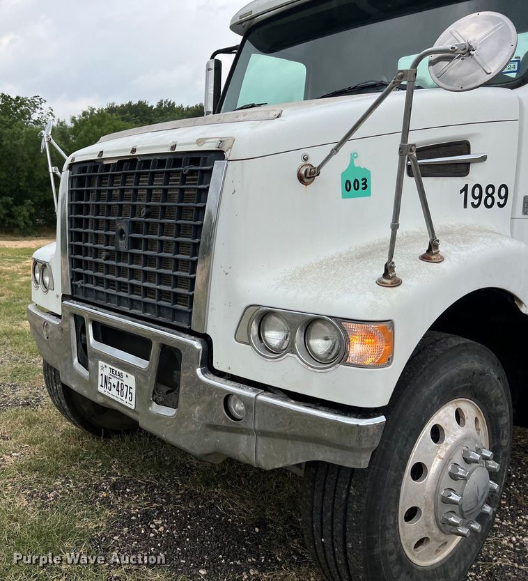 image for item DS3110 2008 Volvo VHD semi truck