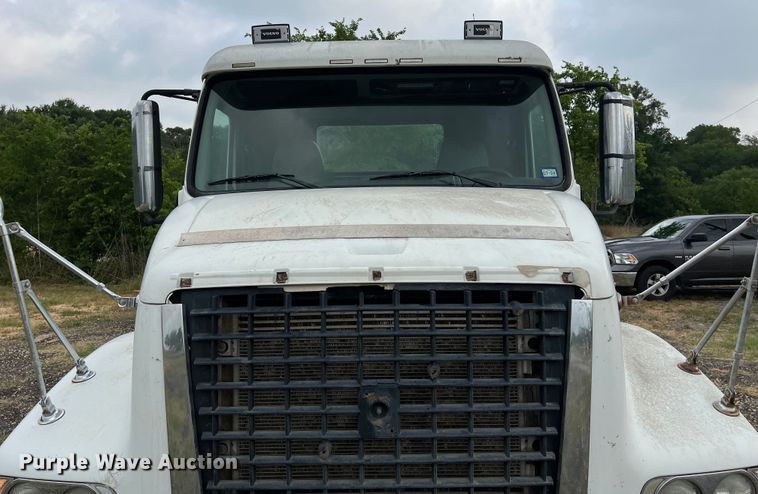 image for item DS3110 2008 Volvo VHD semi truck