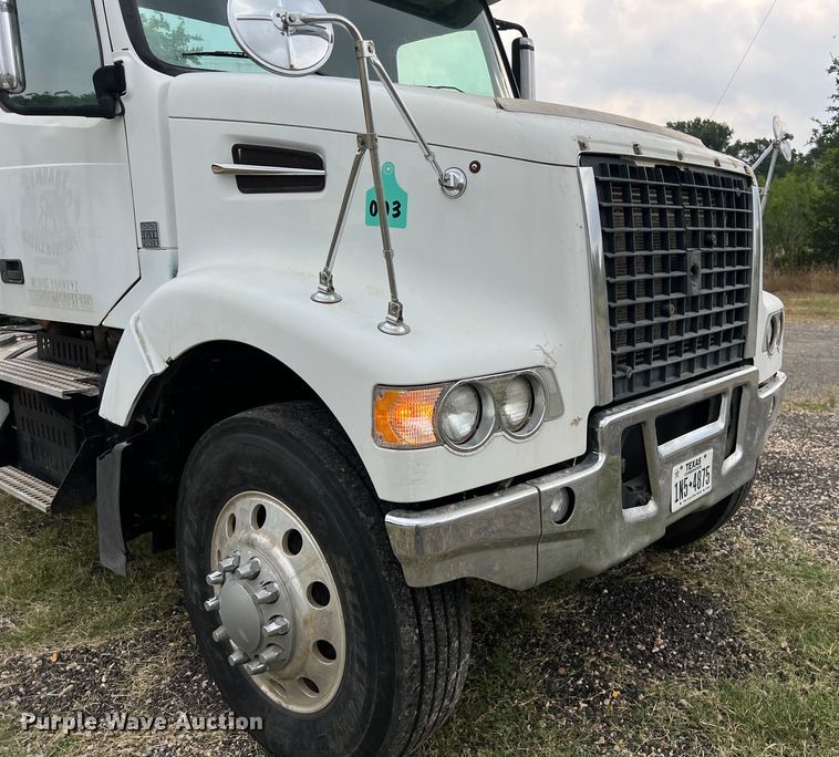 image for item DS3110 2008 Volvo VHD semi truck