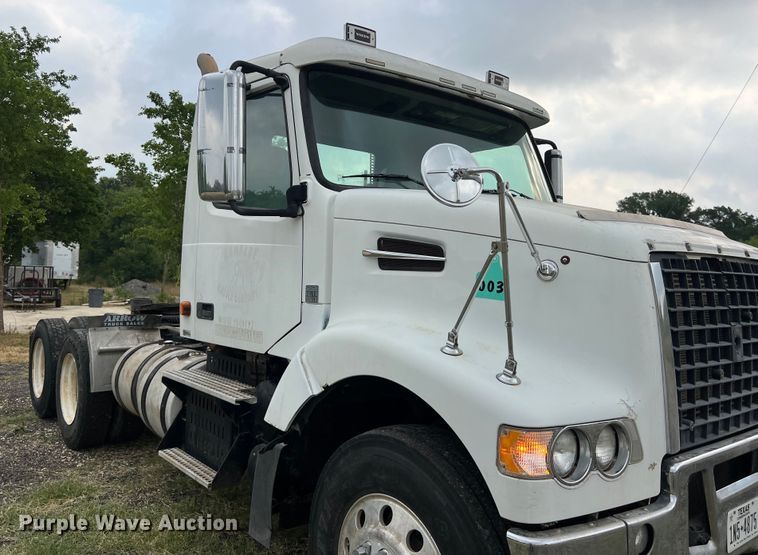 image for item DS3110 2008 Volvo VHD semi truck