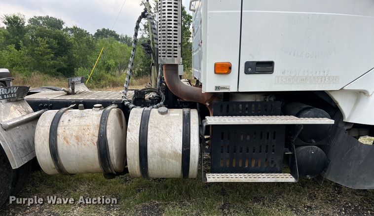 image for item DS3110 2008 Volvo VHD semi truck