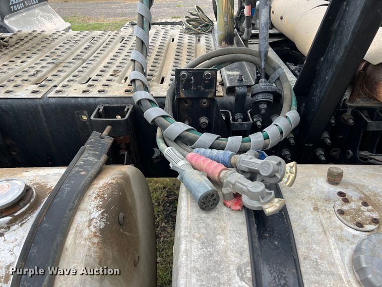 image for item DS3110 2008 Volvo VHD semi truck