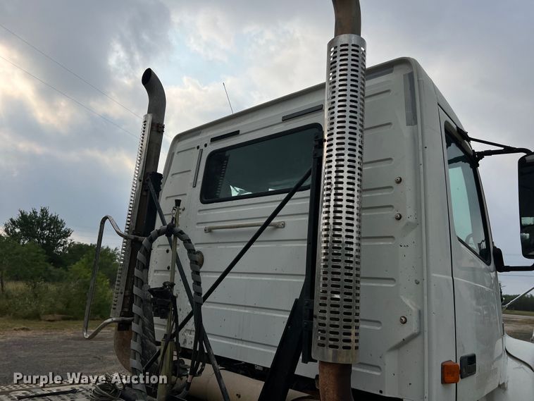 image for item DS3110 2008 Volvo VHD semi truck