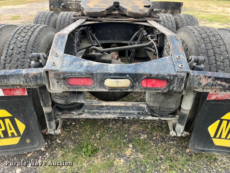 image for item DS3110 2008 Volvo VHD semi truck