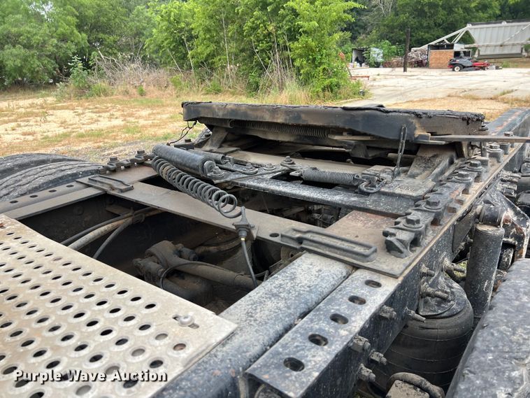 image for item DS3110 2008 Volvo VHD semi truck