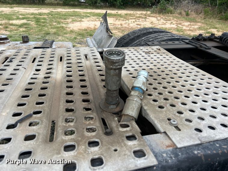 image for item DS3110 2008 Volvo VHD semi truck