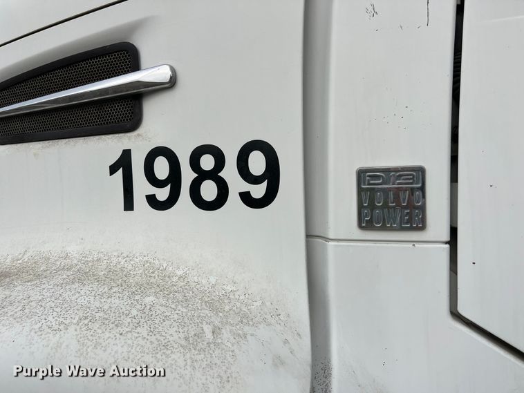 image for item DS3110 2008 Volvo VHD semi truck