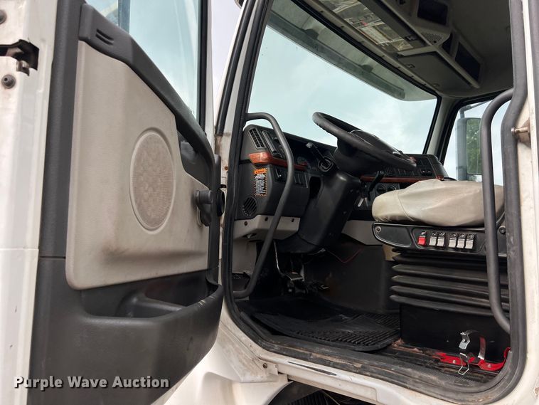 image for item DS3110 2008 Volvo VHD semi truck