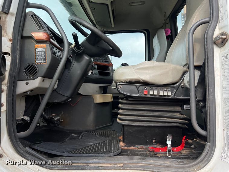 image for item DS3110 2008 Volvo VHD semi truck