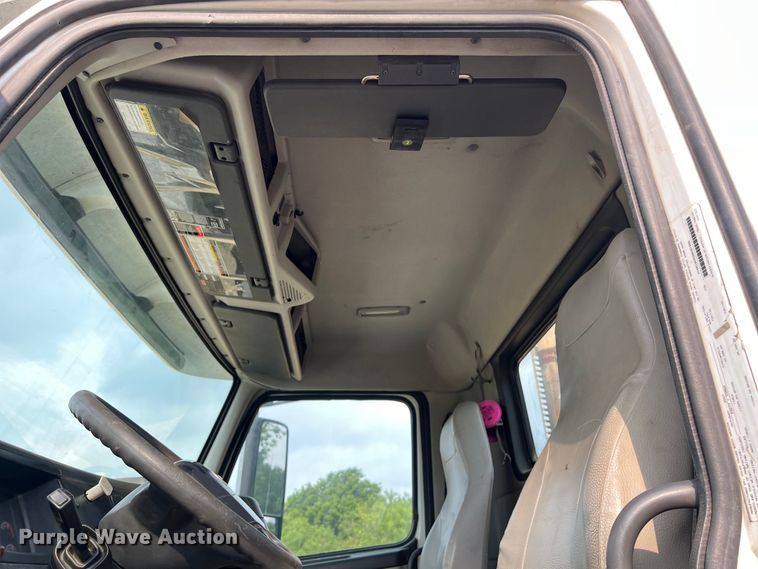 image for item DS3110 2008 Volvo VHD semi truck