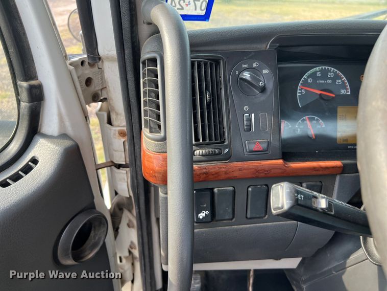 image for item DS3110 2008 Volvo VHD semi truck