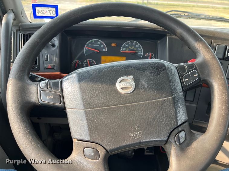 image for item DS3110 2008 Volvo VHD semi truck