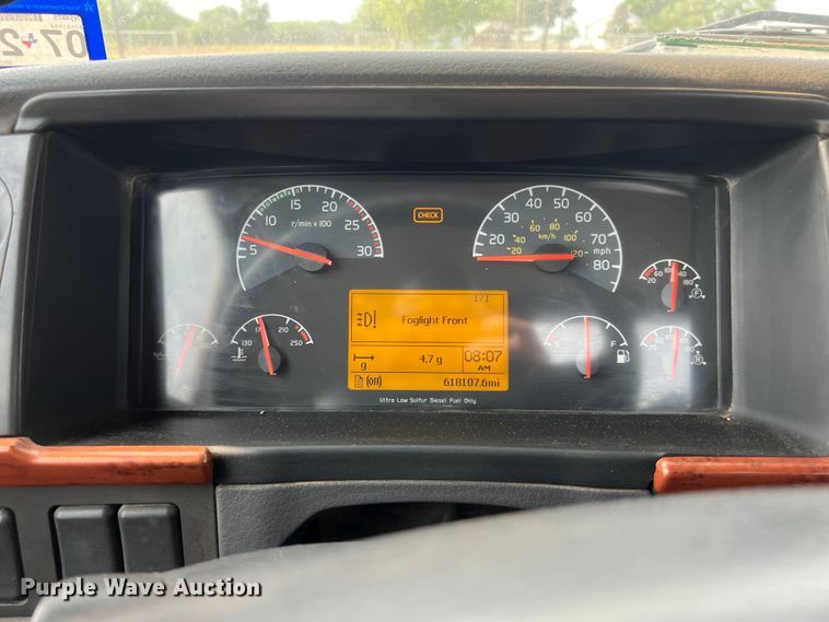 image for item DS3110 2008 Volvo VHD semi truck