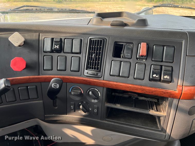 image for item DS3110 2008 Volvo VHD semi truck