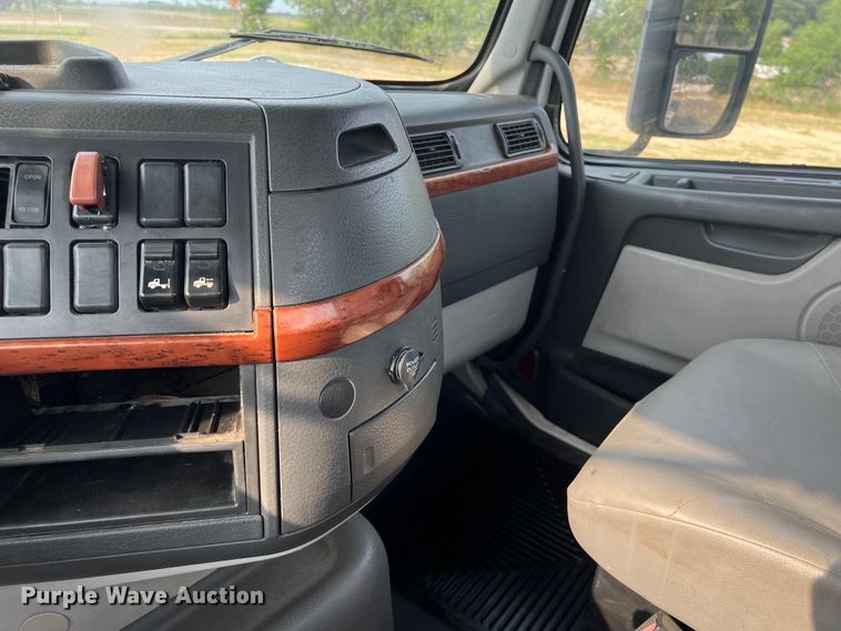 image for item DS3110 2008 Volvo VHD semi truck