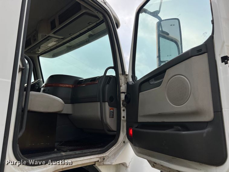 image for item DS3110 2008 Volvo VHD semi truck