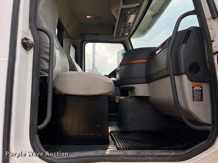 image for item DS3110 2008 Volvo VHD semi truck