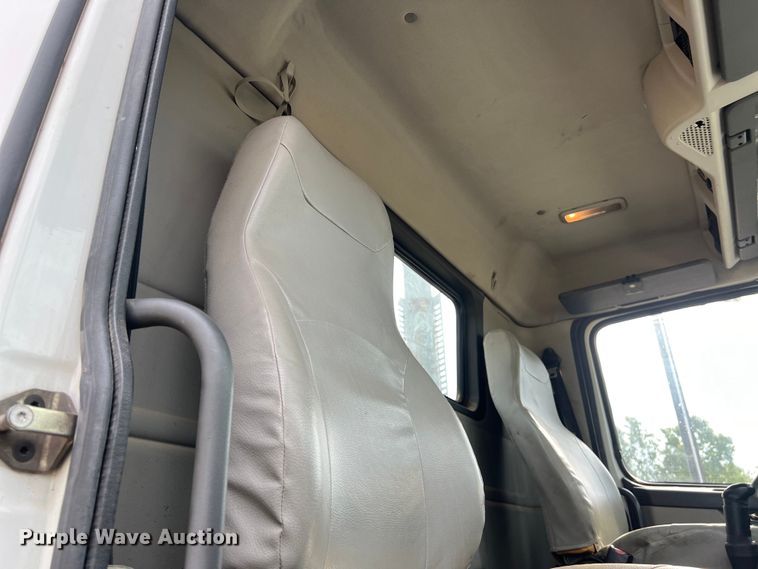 image for item DS3110 2008 Volvo VHD semi truck