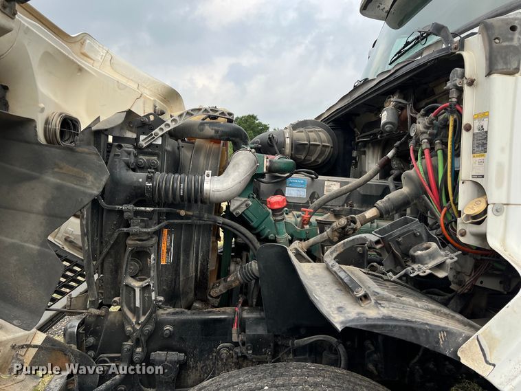 image for item DS3110 2008 Volvo VHD semi truck