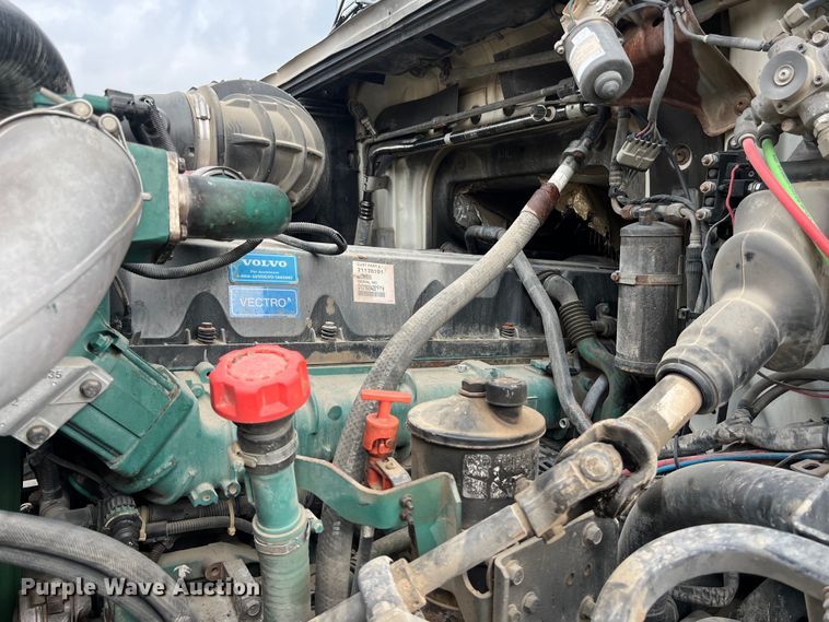 image for item DS3110 2008 Volvo VHD semi truck