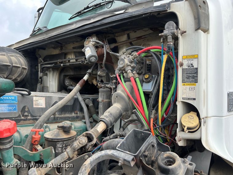 image for item DS3110 2008 Volvo VHD semi truck