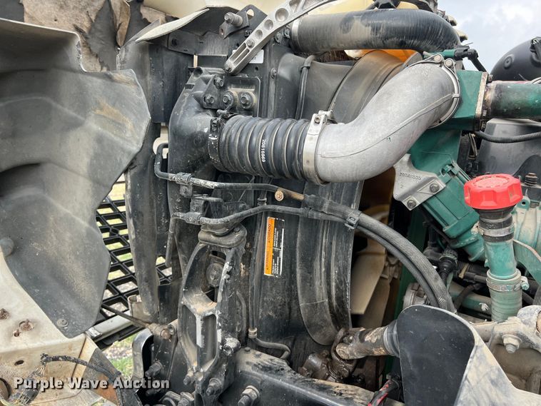 image for item DS3110 2008 Volvo VHD semi truck