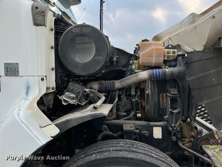 image for item DS3110 2008 Volvo VHD semi truck