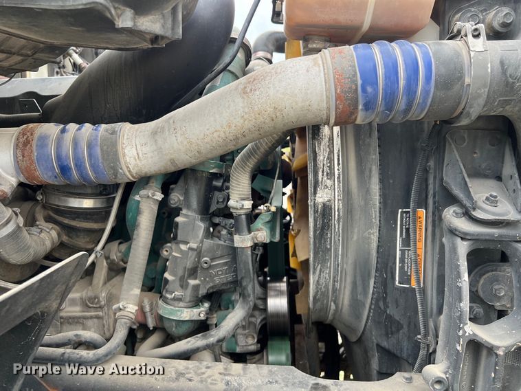 image for item DS3110 2008 Volvo VHD semi truck