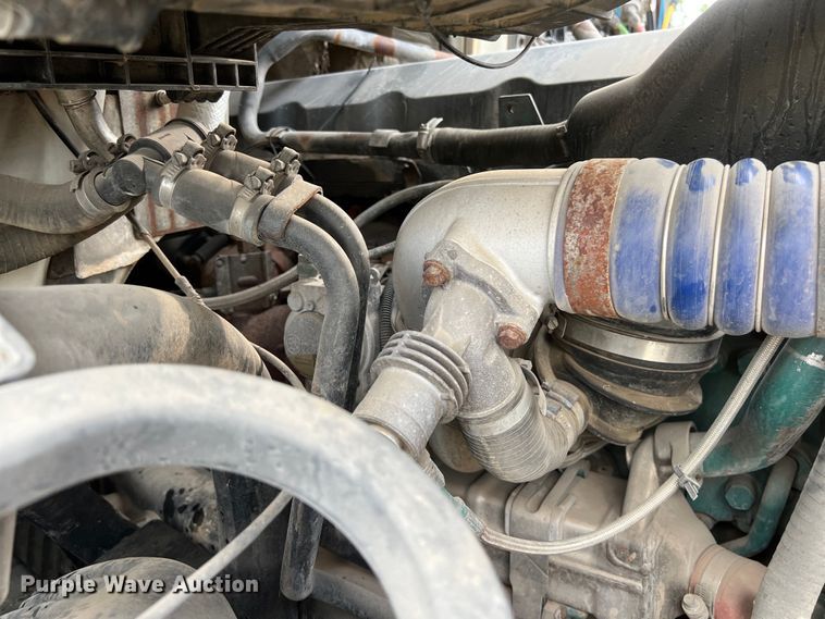 image for item DS3110 2008 Volvo VHD semi truck