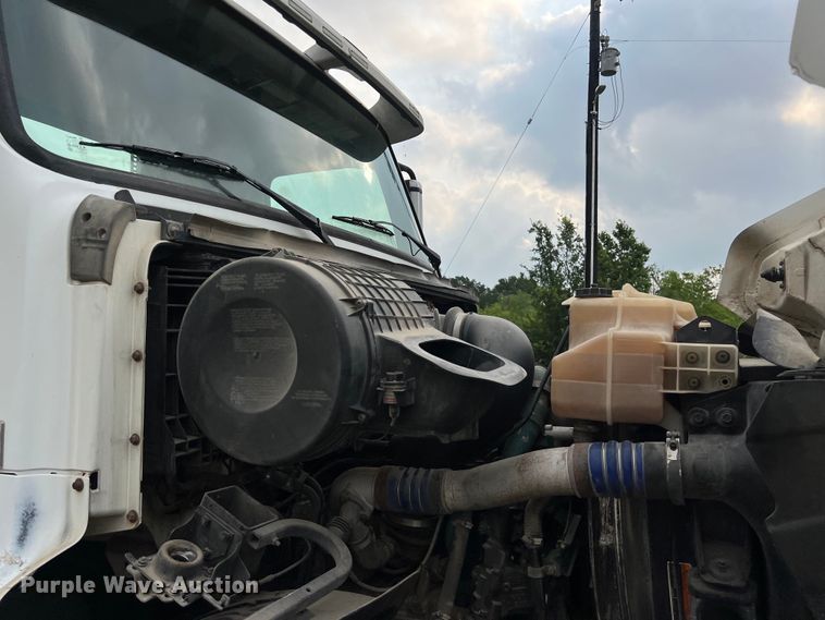 image for item DS3110 2008 Volvo VHD semi truck