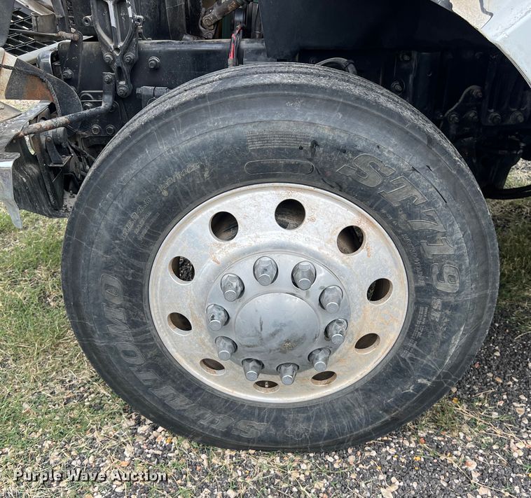 image for item DS3110 2008 Volvo VHD semi truck