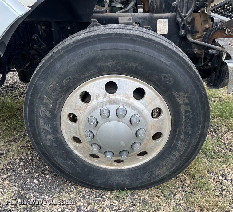 image for item DS3110 2008 Volvo VHD semi truck