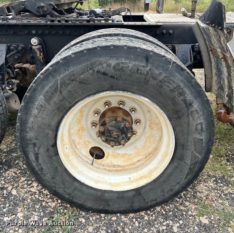 image for item DS3110 2008 Volvo VHD semi truck