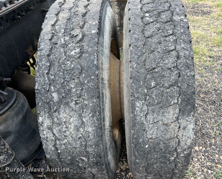 image for item DS3110 2008 Volvo VHD semi truck